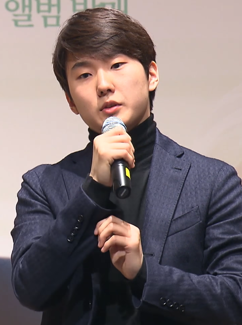 KBS 뷰, CC BY 3.0, via Wikimedia Commons Seong-Jin Cho tickets
